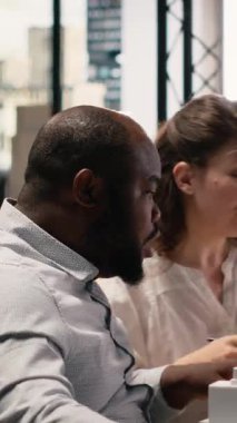 Sürdürülebilirlik ve kentsel altyapı büyümesi odaklı bir konut projesi için 3D modeller yapısal düzeni değerlendiren Dikey Video Emlak geliştirme ekibi. İnşaat alanı için brifing toplantısı