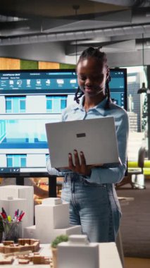 Dikey Video Afrikalı Amerikalı geliştirici kentsel altyapı için bir vizyon oluşturmak için modern tasarım yazılımını kullanıyor, mülk inşaatı ve yerleşim alanı planlamasına odaklanıyor. Yenilik merkezi