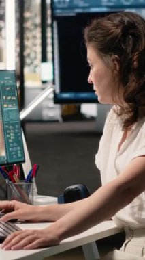 Vertical Video Property geliştiricisi, yazılım araçlarıyla emlak planlarını ve altyapı tasarımını analiz ediyor, yeni inşaat için duvarları olan konut genişlemesi ve yerleşim planı planlıyor