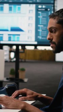 Dikey Video Ortadoğu erkek geliştiricisi mobilya ve diğer yapı detayları ile emlak düzeni yaratıyor, bilgisayarda iç tasarım. Konut inşaatı üzerinde çalışıyorum.