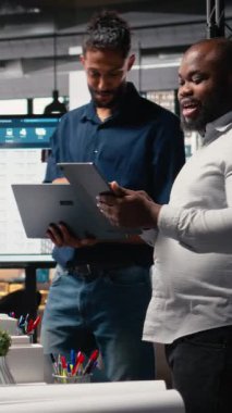 Büyük ölçekli bir proje için site hazırlama, kentsel kalkınma ve yatırım stratejisi için emlak planlarını değerlendiren dikey video emlak uzmanları. Altyapı büyümesi ve konutları. Kamera.