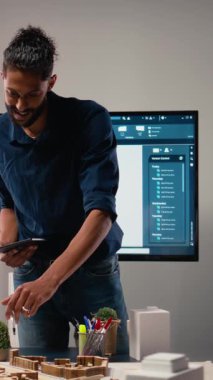 Vertical Video Diverse müteahhitleri bir ortak toplantı sırasında site hazırlama ana planı ve imar düzenlemelerini değerlendiren gayrimenkul geliştiricileri. Konut girişimi için planlama oturumu
