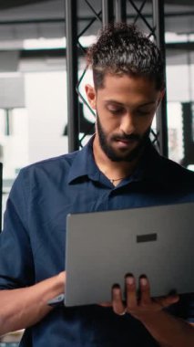 Dikey Video Ortadoğu yüklenicisi, ölçümleri ve imar düzenlemelerini belirlemek için mimari 3D modelleri analiz ediyor, inşaat alanının detaylarını brifing oturumunda paylaşıyor. Modern konutlar