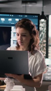 Kentsel kalkınma bölgesindeki stratejik konut projesinin bir parçası olarak mimari planları ve dijital 3D modelleri inceleyen dikey video emlak geliştiricisi. Şehir planlama iş projesi