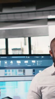 Dikey Video Şehir Geliştirme uzmanları yeni bir konut projesi tasarlamak için takım çalışmasını kullanarak, imar yönetmelikleri için 3D modeller üzerinde çalışıyorlar. Yerleşim yerinin ana planı. Kamera B.