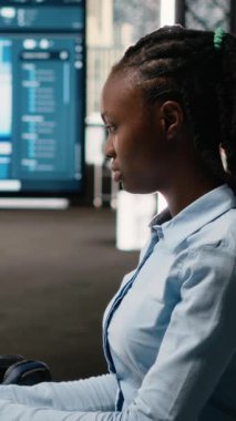 Vertical Video Property müteahhiti planları gözden geçirir ve emlak planlaması yapar. Ofisteki yazılımda apartman düzeni geliştirme. İnşaat için iç mimari ve duvar yapısı. Kamera B