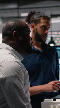 Modern bir konut projesi için gelişmiş mimari yazılım ve 3D modeller kullanılarak bir brifing oturumunda inşaat detaylarını, kentsel kalkınma vizyonunu paylaşan çeşitli geliştiricilerden oluşan dikey video ekibi