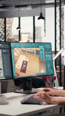Vertical Video Emlak Müteahhidi, çift monitörlerdeki mimari düzenleri gözden geçirir, ticari gayrimenkul projeleri için iç tasarım yapısını planlar. Dijital yazılımın site hazırlığı. Kamera A