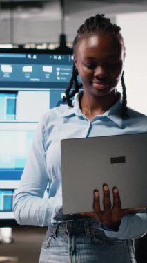 Dikey Video Afrikalı Amerikalı geliştirici kentsel altyapı için bir vizyon oluşturmak için modern tasarım yazılımını kullanıyor, mülk inşaatı ve yerleşim alanı planlamasına odaklanıyor. Yenilik merkezi