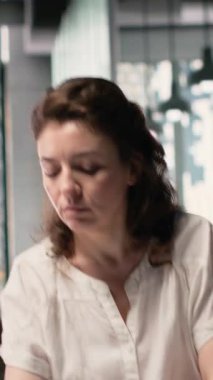 Vertical Video Property geliştiricisi modern ofis alanında arazi satın alma planlarını kesinleştiriyor, dikkatli kentsel planlama ve yatırım stratejisi yoluyla proje başarısı için çalışıyor. Akıllı şehir