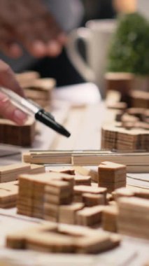 Geliştiricilerin dikey video kapatılması altyapı büyümesi konut projesiyle şehir planlama girişimi üzerinde birlikte çalışmakta, uzmanlar site hazırlığı için 3D modeller kullanmaktadır. Büyük plan.