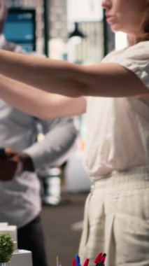 Sürdürülebilirlik ve kentsel altyapı büyümesi odaklı bir konut projesi için 3D modeller yapısal düzeni değerlendiren Dikey Video Emlak geliştirme ekibi. İnşaat alanı için brifing toplantısı