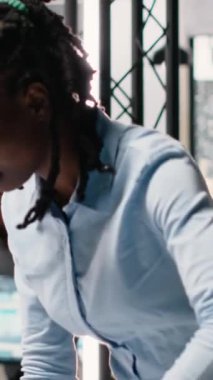 Yapı projesi için mimari ölçümleri ve 3D modelleri değerlendiren dikey video emlak çalışanı. Gelecek için yeni bir yerleşim projesi olan geliştirici. Kamera.