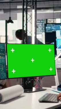 Vertical Video Geliştirici emlak planlarını gözden geçirmek ve emlak planlama ve inşaat yönetimini kopyalamak için yazılım kullanır. Büyüme için imar yönetmelikleri olan bir yapı tasarlamak