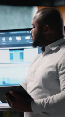 Dikey Video Afrikalı Amerikalı erkek müteahhit, yerleşim alanının kentsel gelişimi için arazi hazırlama yönetmelikleri üzerinde çalışıyor. Akıllı şehir altyapı büyümesi için ana plan