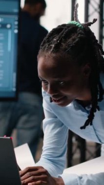 Dikey Video Afrikalı Amerikalı tasarım mühendisi imar yönetmeliklerine uymak için inşaat planları ve 3D modeller üzerinde çalışıyor. Kentsel büyüme için stratejik yeniden geliştirme projesi ana planı