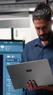 Dikey Video Ortadoğu mimarı, inşaat ana planının planları ve yazılımlarını gözden geçirir, ölçümleri ve konut planlarını değerlendirmek için brifing toplantısı düzenler. Konut projeli geliştiriciler