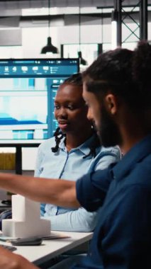 Vertical Video Mühendisleri ekibi ölçüm ve planlama için yazılım kullanıyor, iç tasarım araçları kullanarak duvar yapısı ve yeni bir inşaat için zemin planı kullanıyor.