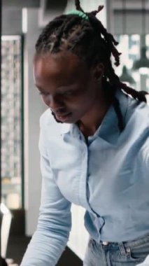 Dikey Video Afrikalı Amerikalı müteahhit geleceğin inşaat alanı için mimari 3D modelleri, yeni bir konut projesi için şehir planlamasını inceliyor. Konut projesinin ana planı