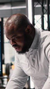 Vertical Video Black emlak müteahhidi, yeni bir konut alanı inşaat planı için mimari taslak ve 3D modellerle şehir planlaması yapıyor. Müteahhit uzman alan hazırlığını güvence altına aldı