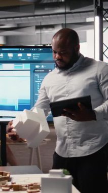 Dikey Video Afrikalı Amerikalı emlak geliştiricisi arazi edinme ve inşaat planlama üzerine odaklanıyor, akıllı şehir ve altyapı büyümesi ile uyumlu proje planlarını gözden geçiriyor. Yenilik merkezi