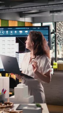 Vertical Video Profosyonel Emlak Geliştiricisi imar düzenlemelerini ve proje planlarını analiz eder, akıllı şehir altyapı büyümesi ile uyumlu sürdürülebilir bir konut geliştirme için ana plan hazırlar