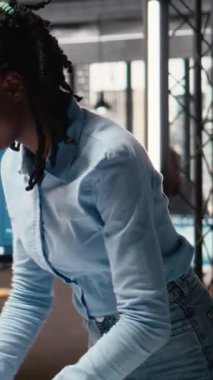 Yapı projesi için mimari ölçümleri ve 3D modelleri değerlendiren dikey video emlak çalışanı. Gelecek için yeni bir yerleşim projesi olan geliştirici. Kamera.