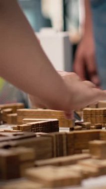 İnşaattan önce mimari 3D modellerle site hazırlama simülasyonu yapan müteahhitlerin yerleşim planını düzenlediği dikey video. Şehir planlama ve yeniden geliştirme