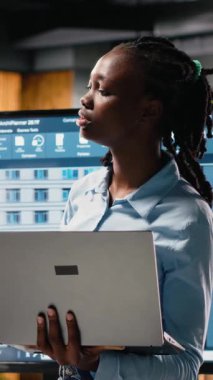 Dikey Video Siyah emlak mühendisi, şehir planlama, site hazırlama planının kesinleştirilmesi ve konut projesi için yapısal konut tasarımında kullanılan 3D kuleler ve dijital planlar üzerinde çalışıyor.