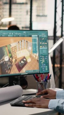 Dikey Video Siyah kadın uzmanı bir yazılımın iç tasarımı ve duvar yapısı üzerinde çalışarak emlak inşaatı projesi için bir düzen oluşturur. Kentsel gelişim için altyapı büyümesi