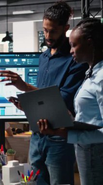 Vertical Video Ortadoğu gayrimenkul müteahhidi konut düzeni fikrini sunuyor, iş arkadaşlarıyla konut ve kentsel kalkınma ana planını tartışıyor. Emlak yatırımı. Kamera A