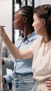 Yapısal tasarım ve ana plan için 3D modeller kullanarak, dikey video çeşitliliğindeki emlak geliştiricileri inşaat için imar düzenlemelerini analiz ederler. Site hazırlığı ve akıllı şehir altyapı büyümesi