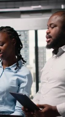 Dikey Video Müteahhitleri ekibi kentsel kalkınma için yapısal yerleşim planı, gayrimenkul hedeflerini yenilik ve şehir planlama için sürdürülebilirlik ile dengeleme konularını gözden geçirir. Site hazırlığı