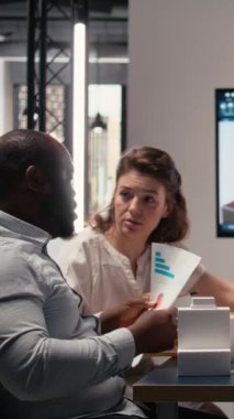 Dikey Video Mühendisleri ve gayrimenkul geliştiricileri, mimari 3D modeller, modern altyapı için beyin fırtınası fikirleri, inovasyon ve konut planlarını gözden geçiriyorlar.