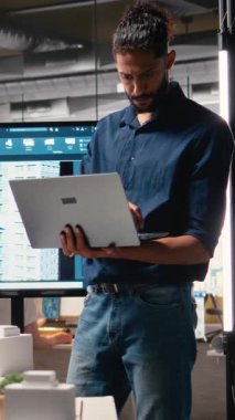 Mimari 3D modelleri değerlendiren dikey video geliştiricisi ve ölçümler ve imar düzenlemeleri bulmayı, inşaat sahası ve planlama ayrıntılarını ofiste toplamayı planlıyor. Kamera A.