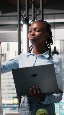 Vertical Video Diverse gayrimenkul uzmanları toplantısında proje onaylama sürecini beklemek üzere üç boyutlu modeller sunumları ve konut geliştirme planları üzerinde duruluyor. Altyapı ana planı