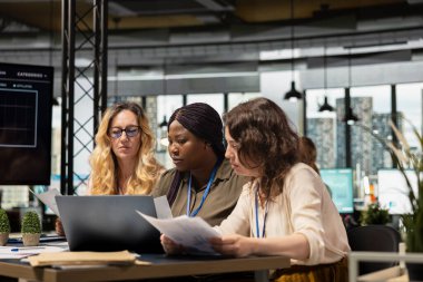 Kariyer ekibi analitik ve hedefleri sıralayan kadınlara odaklandı, şirketi akıllı ve işbirlikçi bir çalışma ortamında başarıya götürecek finansal performans verilerini gözden geçirdi.