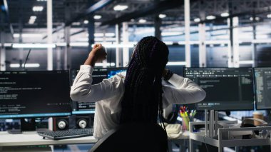 Veri merkezi yöneticisi, verileri analiz etmek için derin öğrenme kullanan yöneticiler tarafından yapılan işleri kontrol ediyor. Veri kalıplarını tanımak için yapay zeka nöro ağlarını kullanan bilişim uzmanlarını denetleyen sunucu merkezi denetleyicisi, kamera A