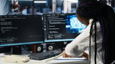 Veri Merkezi Yöneticisi, kullanıcı teknik desteği sağlamak için yapay zeka asistanını kullanarak telefon alıyor. Sunucu merkezi bilişim uzmanının cevapladığı aramalara geniş dilli sohbet robotu ve kamera A da yardım ediyor.