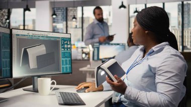 Ofisteki mühendis, yenilikçi güneş enerjili cihazı test ediyor, ışıkları açıyor. Çevre koruma verimliliğini arttırmak için taşınabilir güneş paneli aygıtı denemesi yapan Ar-Ge uzmanı, kamera A