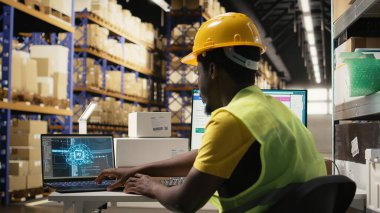 Adam yapay zeka ve tarayıcıyı beyin otomasyonlu bilgi takibi için kullanıyormuş. Yakındaki bir dizüstü bilgisayarda paket izleme yazılımı. Nöro ağ desteği ile çevrimiçi alışveriş. Kamera A.