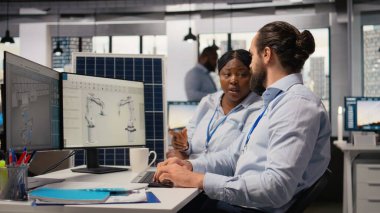 Ar-Ge departmanı iş arkadaşları sürdürülebilir güneş paneli üretimini optimize ederek yeşil enerji yeniliği üzerinde çalışıyorlar. Takım çalışması alternatif enerji uzmanları güneş üretimi ve kamera A 'yı geliştirdiler.