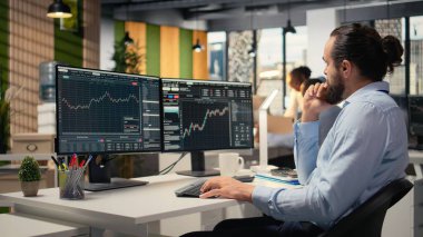 Portföy yöneticisi pazar eğilimlerini yatırım stratejilerini iyileştirmek ve getirileri artırmak için analiz eder. Finans uzmanı yeni yatırım olanaklarını belirlemek için performans ölçümlerini izliyor