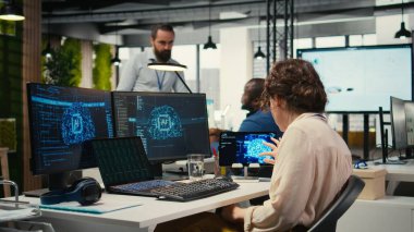 Ofis yöneticisi AI analiz platformu ile aylık raporları kontrol ediyor, sinirsel ağ algoritmaları ve iş verimliliği için otomasyon kullanıyor. IT şirketinin temsilcisi.