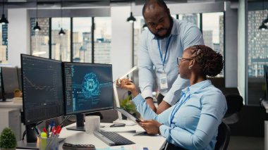 Ekip elemanları, yapay zeka teknolojisiyle ticari operasyonları garantiye alıyor. Borsa portföy pozisyonlarını analiz etmek için yapay zeka sohbet botu kullanan tüccarlar.