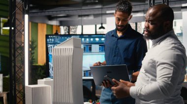 Müteahhitler ve emlak müteahhitleri, yatırım ve tasarım yoluyla altyapı ve konut büyümesini amaçlayan bir şehir planlama girişimi üzerinde birlikte çalışıyorlar. Mimari 3D modeller.