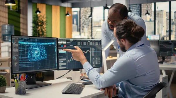 Aksesuar firması yöneticisi ve çalışanı kağıt işlerini inceliyor, borsada dengesizliği değerlendirmek için derin öğrenme kullanıyor. Komisyon şirketi lideri ve çalışanı yatırım raporları oluşturmak için yapay zekayı kullanıyor