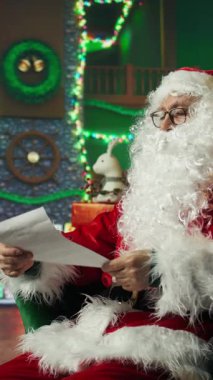 Noel Baba gibi giyinmiş bir adamın dikey videosu hediye talepleri hakkındaki mektuplara cevap veriyor. Noel Baba kılığına girmiş biri çocuklara Noel 'de ne istediklerini soruyor. Kamera A: