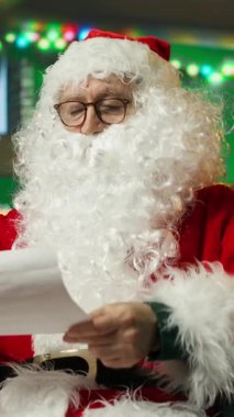 Dikey Noel Baba, çocuklar tarafından yazılmış abartılı dilek listelerini gördükten sonra kafa sallamasını onaylamıyor. Çocuklardan gelen ve pahalı Noel hediyeleri isteyen mektuplara karşı çıkan bir adam.