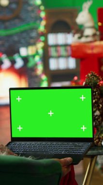 Dikey video Noel Baba yeşil ekranda yaramaz ya da uslu çocukların listesini yapıyor. Krom anahtar defteri üzerinde seyahat planları hazırlayan kişi çocukları ziyaret etmeden önce, kamera A